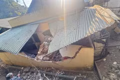 Des roches déplacées par les secousses ont fini leur course dans la cuisine d'une maison familiale. Photo : vtv.vn