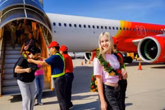 Une touriste russe pose pour une photo dès son arrivée à l'aéroport de Cam Ranh, dans la province de Khanh Hoa. Photo : VOV