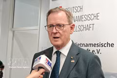 Le vice-président du Bundestag allemand, Bodo Ramelow, au micro de l’Agence vietnamienne d’information (VNA). Photo : VNA