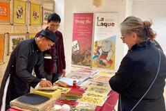 L'artisan Nguyên Dang Tâm présente les estampes de Dông Hô lors de la Journée du Vietnam en France 2023. Photo: Comité d’organisation
