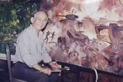 Le peintre Huynh Phuong Dông à côté d'une de ses œuvres. Photo fournie par la famille de l'artiste