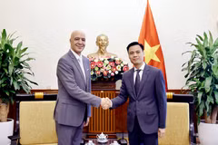 Le vice-ministre vietnamien des Affaires étrangères, Dang Hoàng Giang (à gauche) et l'ambassadeurs du Maroc au Vietnam, Jamale Chouaibi. Photo: VNA