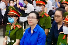 Truong My Lan (centre) devant le Tribunal populaire supérieur de Hô Chi Minh-Ville. Photo: VNA