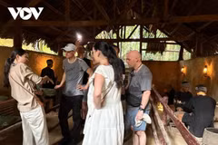 Des touristes étrangers visitent les tunnels de Cu Chi. Photo: VOV
