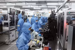 Une chaîne de production de modules de caméra et de composants électroniques destinés à l'exportation dans l'usine de la Sarl MCNEX VINA entièrement à capital sud-coréen, dans le parc industriel de Phuc Son, province de Ninh Binh. Photo : VNA