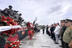 Les délégués déposes des gerbes de fleurs au Musée de l’histoire militaire du Vietnam, à Hanoi, le 10 juillet. Photo : VNA