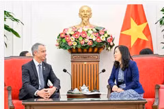 La vice-ministre des Affaires étrangères, Lê Thi Thu Hang et le président de la Commission de la défense nationale et des forces armées de l’Assemblée nationale française, Jean-Michel Jacques. Photo: baoquocte.vn