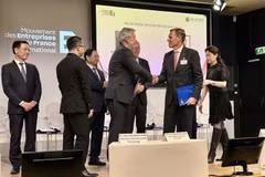 Signature de l’accord-cadre de services (MAS) entre FPT et Airbus, dans le cadre du Forum des affaires Vietnam-France, à Paris, le 11 juin. Photo : VNA