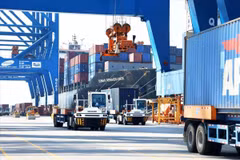 Activités d'exportation au complexe portuaire Cai Mep - Thi Vai, à Bà Ria - Vung Tàu. Photo : VNA