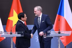 Le Premier ministre vietnamien Pham Minh Chinh et son homologue tchèque Petr Fiala se serrent la main avant leur rencontre avec la presse, à Prague, le 20 janvier. Photo: VNA