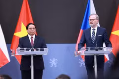 Le Premier ministre vietnamien Pham Minh Chinh et son homologue tchèque Petr Fiala, rencontrent la presse à l’issue de leur entretien, à Prague, le 20 janvier. Photo: VNA