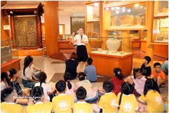 Le personnel du musée de la province de Ninh Binh présente aux élèves les objets conservés au musée. Photo: VNA
