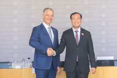 Le président de la Commission de la défense, de la sécurité et des affaires extérieures de l’Assemblée nationale du Vietnam, Lê Tân Toi (à droite), et le président de la Commission de la défense nationale et des forces armées de l’Assemblée nationale française, Jean-Michel Jacques, à l’issue de leur entretien, à Paris, le 10 juillet. Photo : VNA