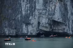Touristes explorant la grotte Luôn dans la baie de Ha Long. Photo: VNA
