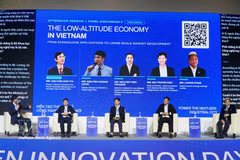 Panel d'experts lors de la table ronde consacrée à l’économie de basse altitude, à Hô Chi Minh-Ville, le 26 octobre. Photo: VNA