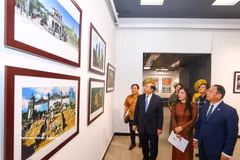 Délégués au vernissage de l’exposition «Les patrimoines mondiaux du Vietnam», à Hanoi, le 26 octobre. Photo : VNA