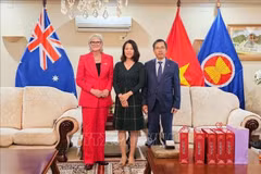 La gouverneure générale d’Australie Sam Mostyn (à gauche), l’ambassadeur du Vietnam en Australie, Pham Hung Tâm, et son épouse lors de la rencontre. Photo : VNA