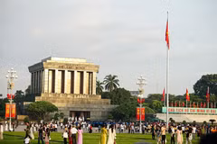 Chaque année, à l’occasion de la Fête nationale du 2 septembre, des centaines de milliers de Vietnamiens se rendent à la place Ba Dinh. Photo: VNA