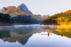 Niché au cœur des majestueuses montagnes et forêts de la province de Cao Bang (Nord), le lac Ban Viet apparaît comme un tableau vibrant, où la nature se pare de magniques couleurs de l’automne européen. Photos: VTC News, Dân Tri, The Saigon Times