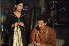 Scène du film "Le Bleu du caftan", délicate chronique d'une renaissance amoureuse par la cinéaste marocaine Maryam Touzani.