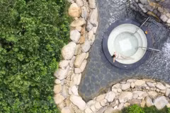Quang Hanh était l'une des trois sources d'eau minérale avec la plus forte concentration de brome au monde, ce qui était efficace pour éliminer les toxines, soulager la douleur, favoriser la circulation sanguine, renforcer l'immunité et soutenir le traitement des maladies de la peau ainsi que réduire le stress. Photo : VietnamPlus