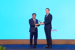 Le vice-ministre des Sciences et des Technologies, Trân Trung Tinh (à gauche), reçoit le Prix du leadership gouvernemental 2026 décerné au Vietnam par l’Association mondiale des opérateurs de téléphonie mobile (GSMA). Photo : suckhoedoisong.vn