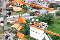 Application des technologies de travaux sous tension sur le réseau électrique basse tension du quartier de Phô Hiên, dans la province de Hung Yên. Photo : VNA