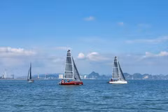 La baie de Ha Long s’apprête à devenir le théâtre d'un impressionnant ballet nautique. Pour l'occasion, 12 équipes et 48 skippers s'y rassemblent, fédérant autour d'une même passion les loups de mer de la première heure comme les simples curieux. Photo : laodong.vn