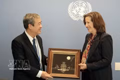 Le chef adjoint de la Commission centrale de la sensibilisation et de l’éducation, Ngô Dông Hai, remet un cadeau souvenir à la secrétaire générale adjointe à la communication globale des Nations Unies, Melissa Fleming. Photo : VNA