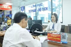 Traitement des procédures administratives au centre de services publics du quartier de Dông Da à Hanoi. Photo : VNA