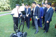 Le vice-ministre vietnamien de la Défense, le général de corps d’armée Nguyên Van Gâu (2e à droite, 1er plan) lors d’une séance de travail à l’Université de Géorgie. Photo : VNA