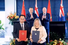 Le secrétaire général et président Tô Lâm (à gauche, 2e plan) et le Premier ministre néo-zélandais Christopher Luxon supervisent l'échange de documents de coopération entre les deux pays. Photo : VNA