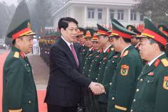 Le président de la République, Luong Cuong, avec les officiers de la Division 316. Photo: VNA