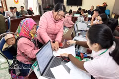 Une femme de la province de Lai Châu appose son empreinte digitale sur un contrat de prêt préférentiel auprès de la Banque des politiques sociales du Vietnam, afin d'aider sa famille à sortir de la pauvreté. Photo : VNA