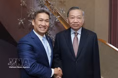 Le secrétaire général du Parti communiste du Vietnam et président vietnamien Tô Lâm (à droite) serre la main du secrétaire par intérim de la Marine américaine, Hung Cao, à New York, le 22 septembre. Photo : VNA
