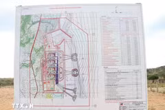 Le schéma d'implantation de la centrale nucléaire de Ninh Thuan 1 est placé sur le site du projet (commune de Phuoc Dinh, district de Thuan Nam) pour que le public puisse accéder aux informations. Photo: VNA
