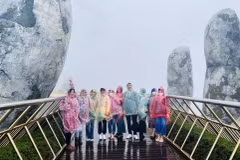 Des touristes découvrent la saison des pluies à Dà Nang. Photo : hanoimoi.vn