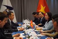 La vice-présidente vietnamienne Vo Thi Anh (à gauche) reçoit le président de la Commission économique eurasiatique, Bakytzhan Sagintayev. Photo : VNA