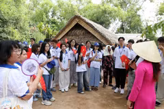 Une délégation des jeunes Vietnamiens d'outre-mer dépose des fleurs et de l'encens au visite le vestige national spécial de Kim Liên, à Nghê An (Centre), dans le cadre du Camp d'été 2026, le 15 juillet. Photo : VNA