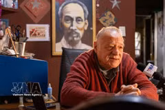 L’ancien révolutionnaire argentin Jorge Gessaga au micro de la VNA. Photo : VNA