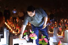 Le Premier ministre Pham Minh Chinh brûle de l'encens à la mémoire des martyrs au cimetière national des martyrs de Truong Son, le 26 juillet. Photo: VNA