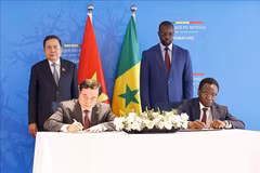 Le président de l'Assemblée nationale du Vietnam, Trân Thanh Mân, et le Premier ministre sénégalais, Ousmane Sonko, assistent à la signature d'un protocole d'accord sur le commerce du riz entre le ministère vietnamien de l'Industrie et du Commerce et le ministère sénégalais de l'Industrie et du Commerce. Photo : VNA