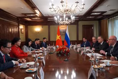 Madame Ngô Phuong Ly, épouse du secrétaire général du Parti communiste du Vietnam, Tô Lâm, rencontre le vice-Premier ministre russe Dmitry Chernyshenko. Photo : VNA