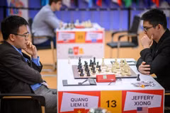 Le grand maître Lê Quang Liêm (à gauche) affronte Jeffery Xiong lors de la troisième ronde de la Coupe du monde d'échecs FIDE 2025, le 8 novembre en Inde. Photo : FIDE