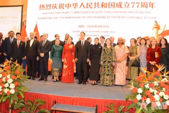 Les délégués posent lors de la réception pour célébrer le 77e anniversaire de la fondation de la Chine. Photo: qhnd.vn