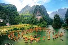 Procession de l'eau lors du festival de Trang An. Photo : vannghe.ninhbinh.gov.vn