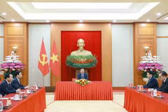 Le secrétaire général du Parti communite du Vietnam, Tô Lâm (centre) lors de son entretien téléphonique avec le président russe Vladimir Poutine. Photo: VNA
