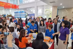 Des jeunes participent à un forum de l'emploi à Hanoi. Photo: baotintuc.vn 