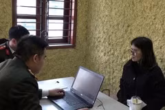 La facebookeuse Hoàng Thi Hông Thai (à droite) devant ses enquêteurs. Photo : CATP