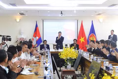 L’ambassadeur du Vietnam au Cambodge, Nguyên Minh Vu (centre) s'exprime lors de la clôture de la table ronde. Photo: VNA
